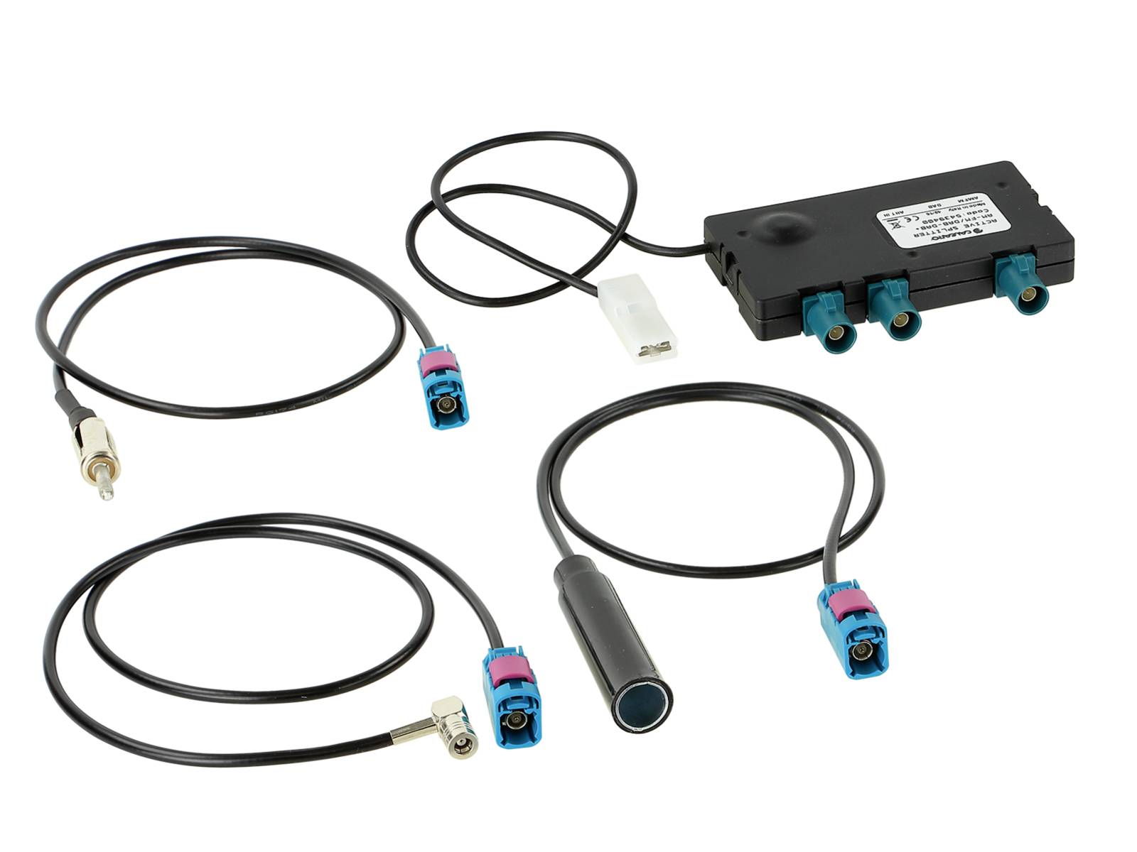 Ensemble de câbles adaptateurs coaxiaux noirs et connecteurs, y compris une petite boîte répartitrice noire avec trois ports bleus et une prise d'alimentation blanche, sur un fond blanc.