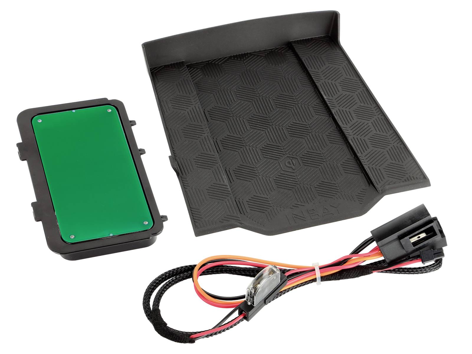 Kit d'accessoires automobiles avec une plaque de montage de la taille d'un téléphone, un tapis en caoutchouc texturé et un harnais d'alimentation filaire avec connecteur.