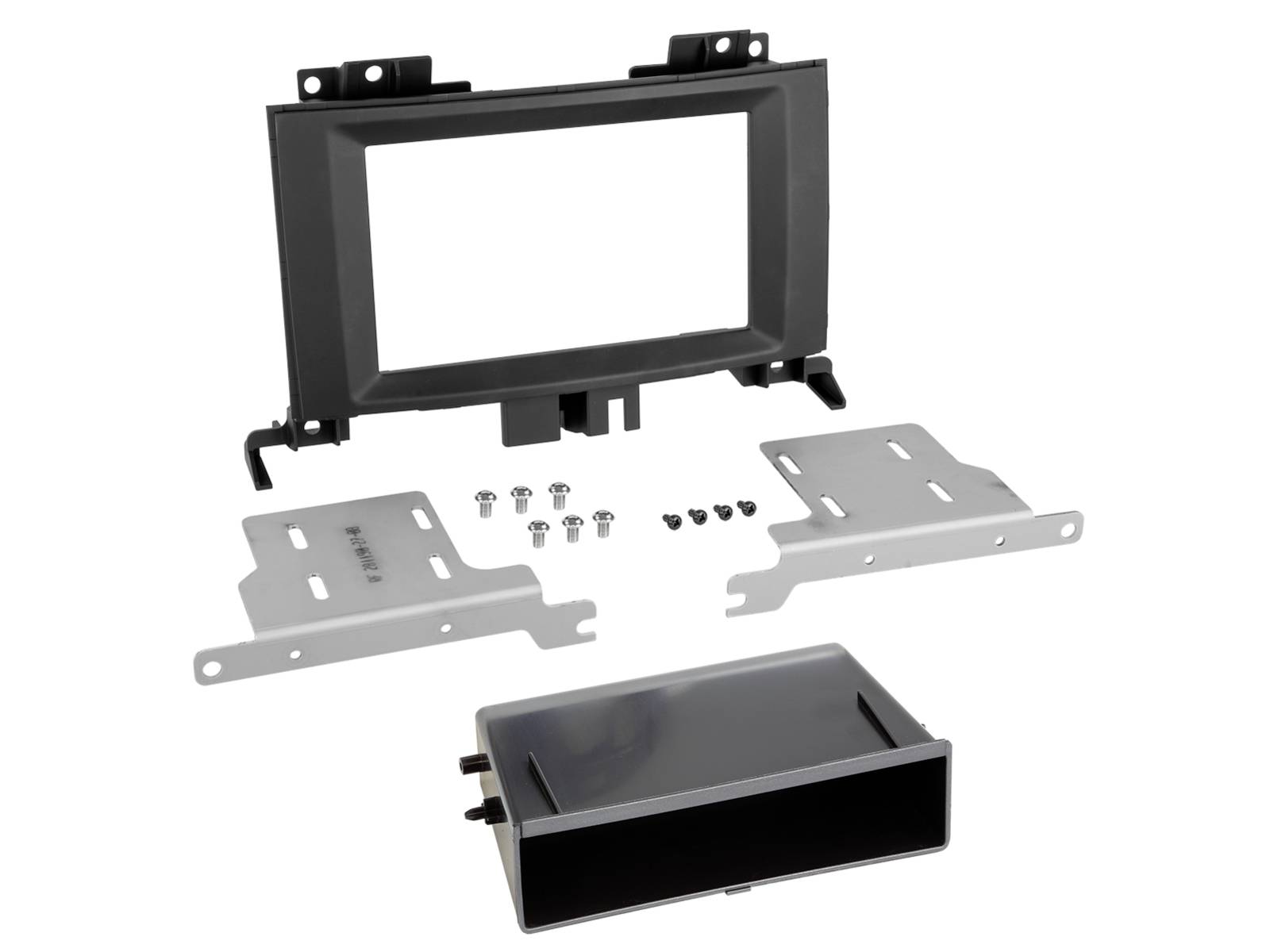Kit d'installation autoradio avec garniture de tableau de bord noire, supports de montage argentés, vis et façade de radio disposés sur un fond blanc.