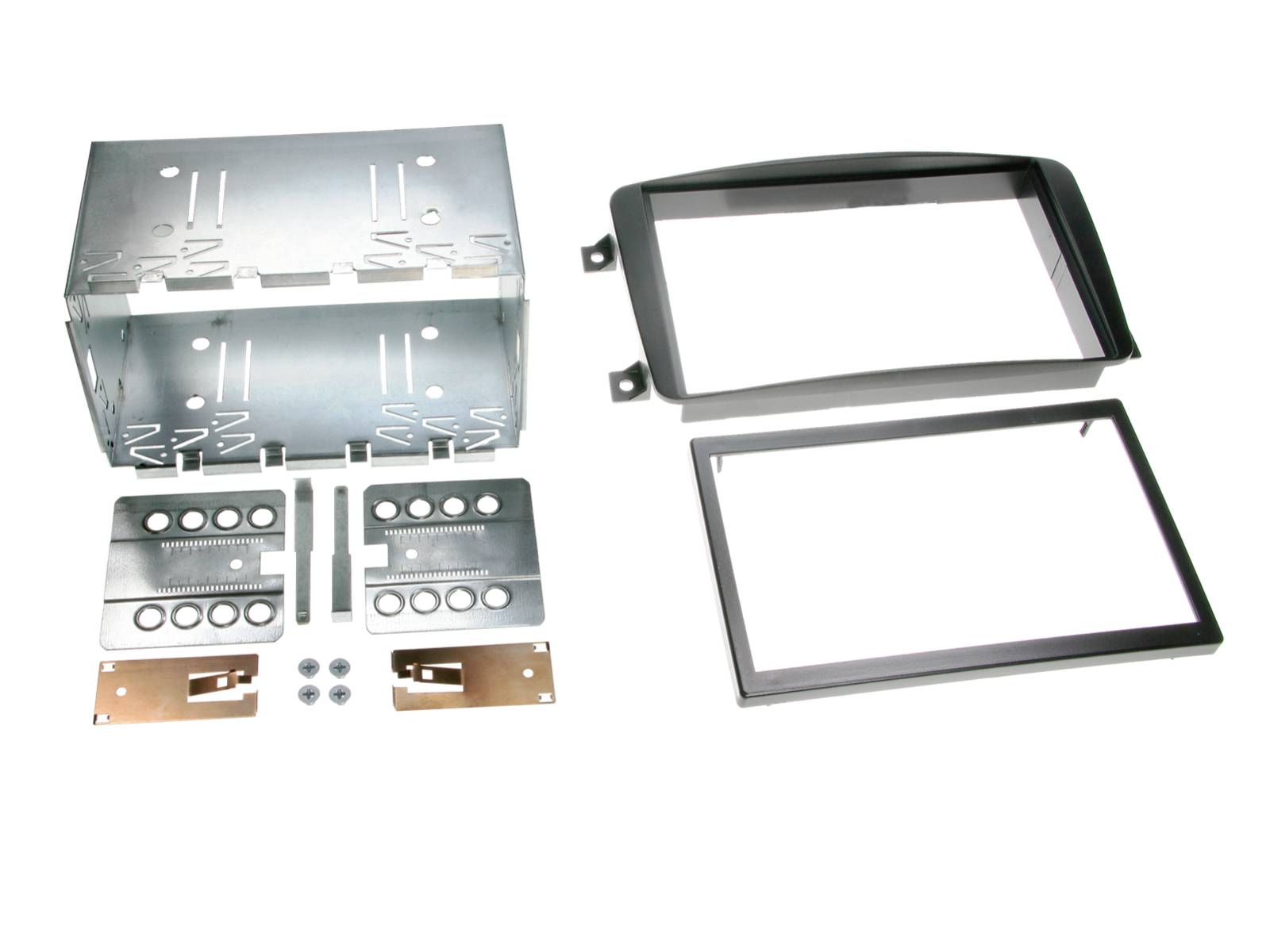 Pièces et supports d'installation de stéréo automobile en métal assorties, comprenant une grande boîte de montage argentée, des cadres de finition, des façades et des vis sur fond blanc.