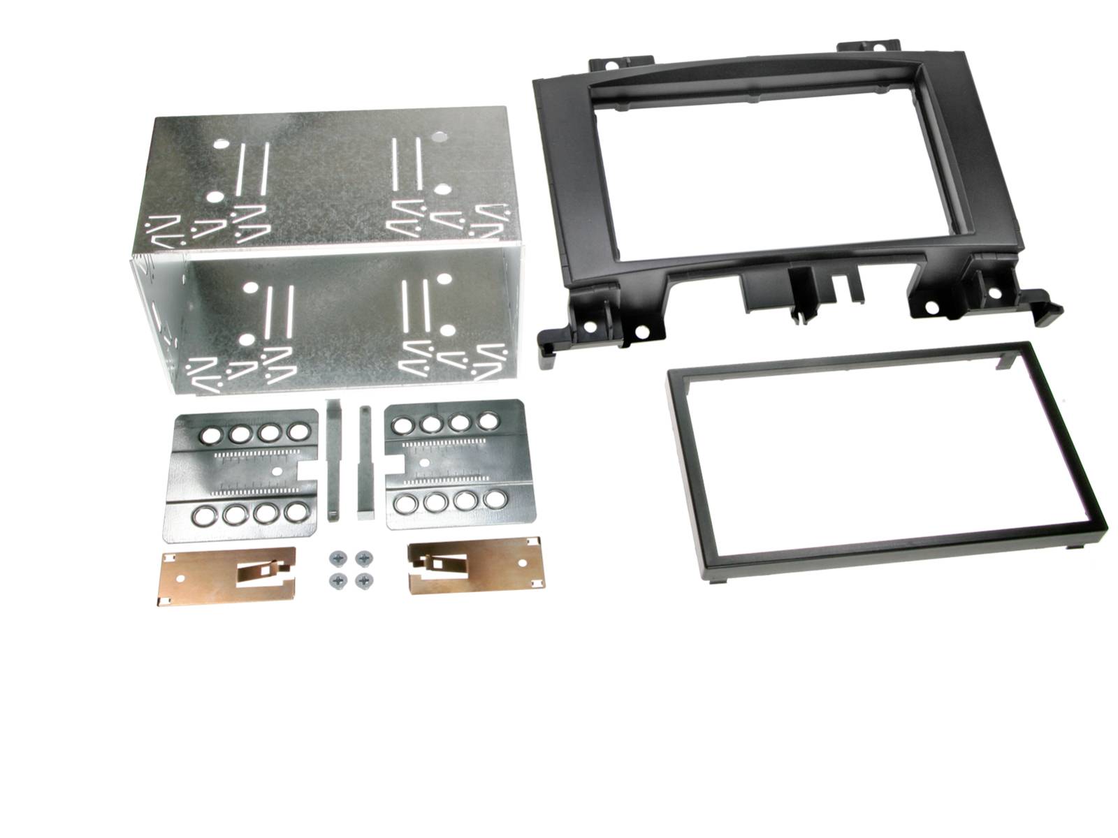 Kit d'installation de stéréo automobile assorti comprenant des pièces telles que des supports métalliques, des cadres de garniture et une boîte de montage, disposés sur un fond blanc.