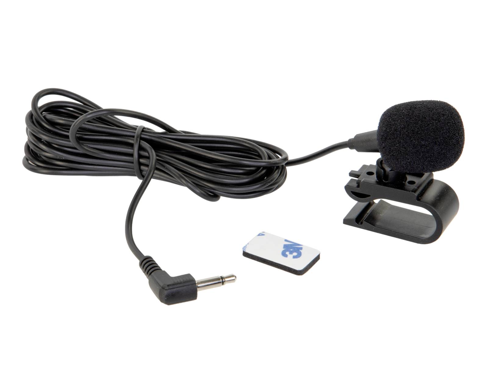 Microphone-cravate à clip avec pare-vent en mousse, long câble et prise 3,5 mm, montré avec pince de fixation et petit adaptateur.