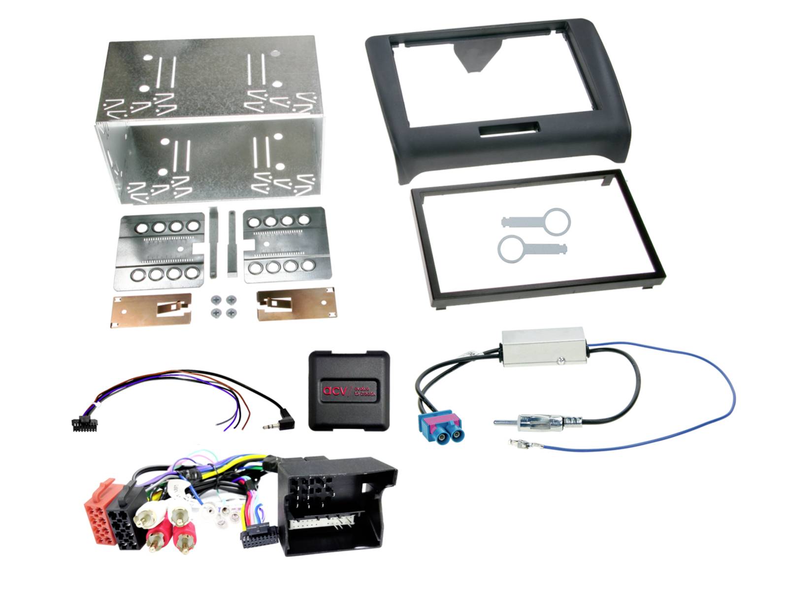 Kit d'installation d'autoradio avec supports de montage en métal, garniture de tableau de bord, faisceaux de câblage, adaptateurs de connecteur et pièces d'adaptateur d'antenne disposés sur un fond blanc.