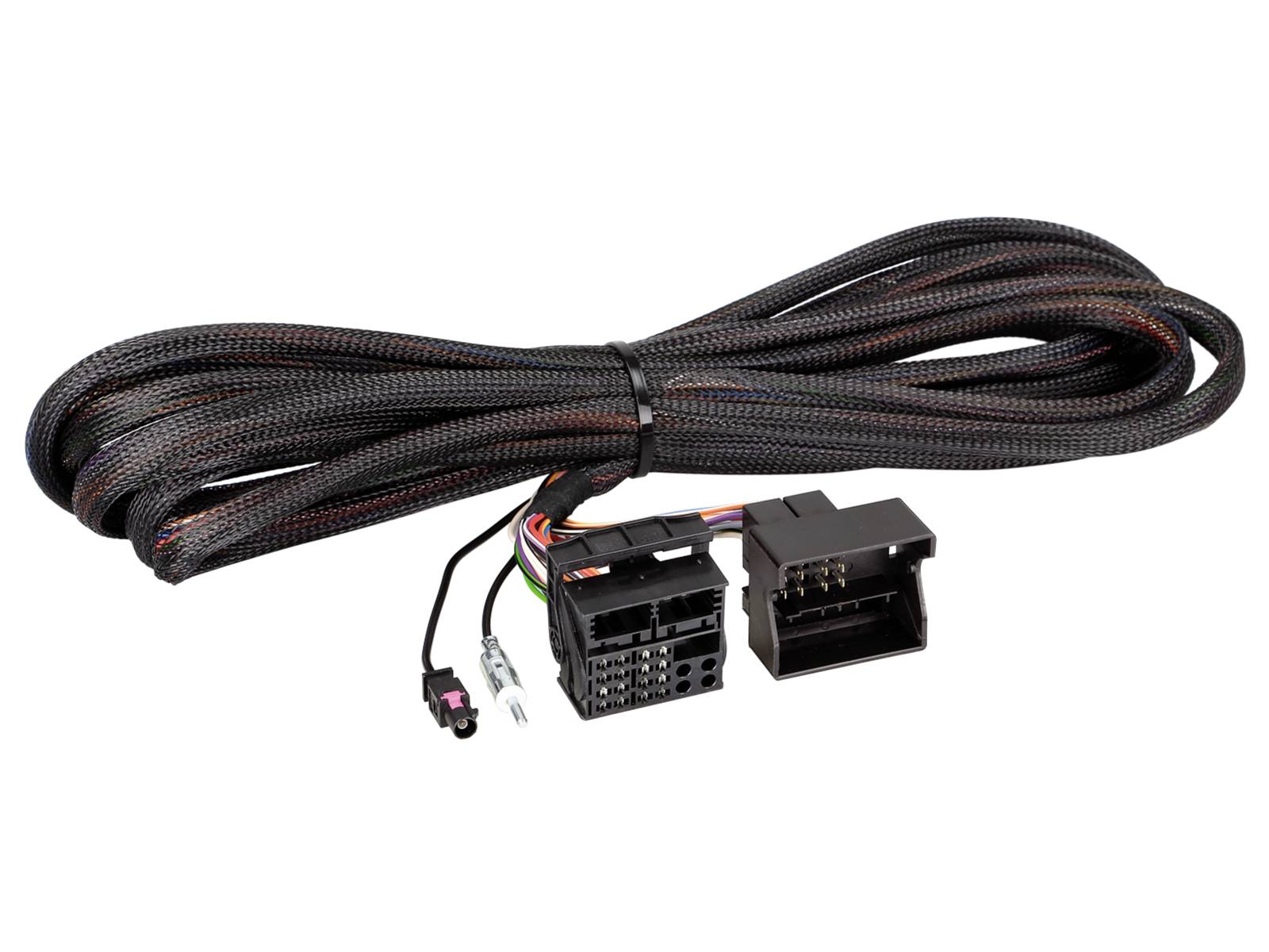 Faisceau de câblage tressé avec deux fiches de connecteur automobile noires et une petite queue sur fond blanc.