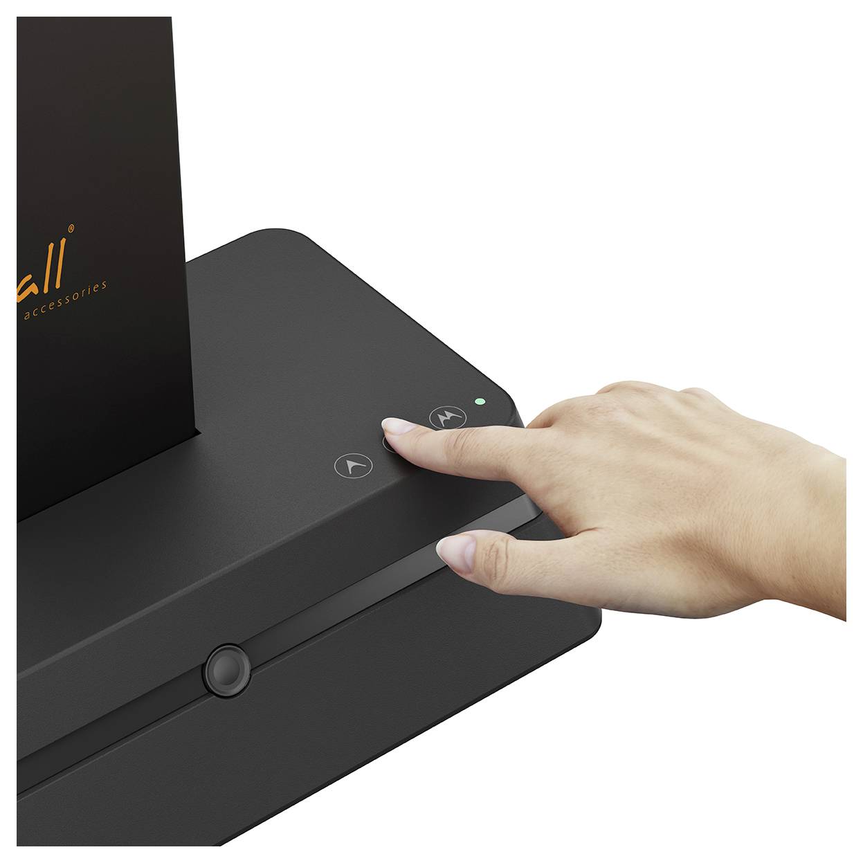 Une main actionne un appareil tactile noir, appuyant sur un bouton du panneau de contrôle.