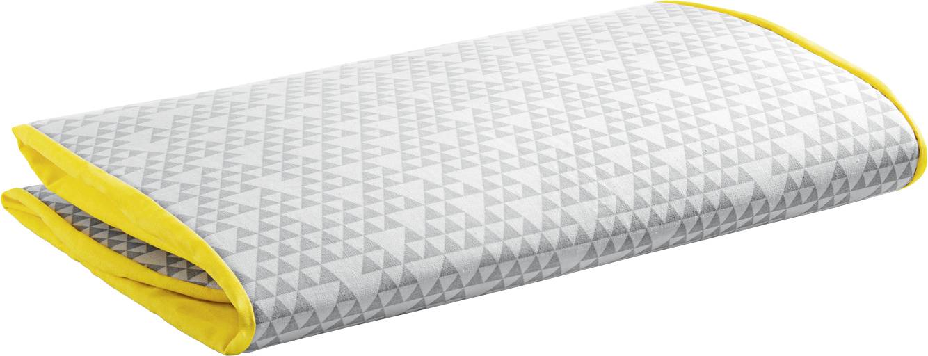 Un tapis gris à motifs plié avec des bordures jaunes.