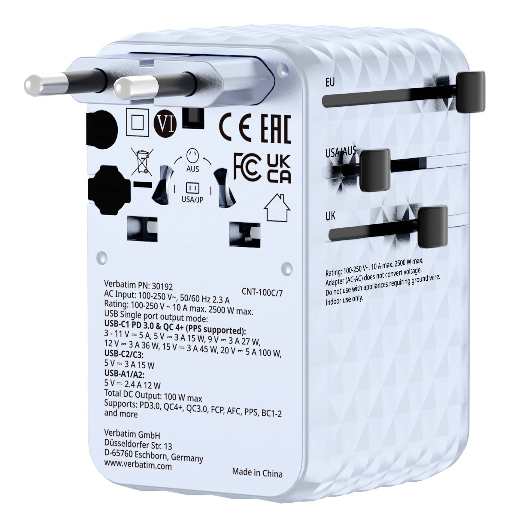 Adaptateur de voyage universel Verbatim blanc avec fiches pour prises EU, US/AUS et UK et spécifications de tension/charge USB imprimées.