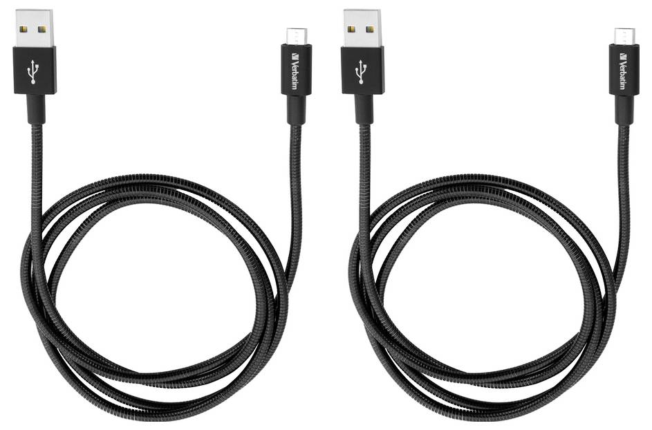 Grünes aufgerolltes Kabel oder Schlauch mit schwarzem Metallstecker an einem Ende, isoliert auf weißem Hintergrund.