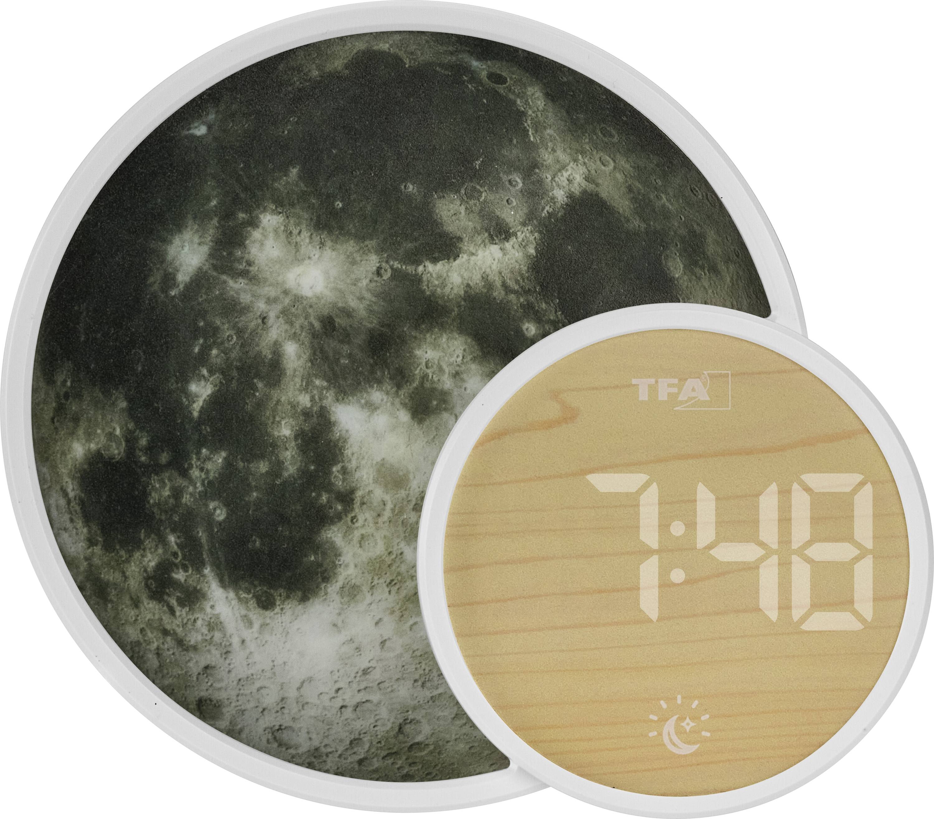 Horloge ronde conçue en forme de lune avec un affichage numérique indiquant « 7:48 ». La section de ton bois affiche l'heure ; une texture de lune blanche couvre le reste.