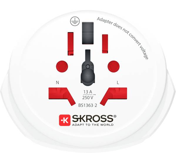 Adaptateur de voyage SKROSS, étiqueté avec « L'adaptateur ne convertit pas la tension », supporte 13A, 250V, norme BS1363-2.