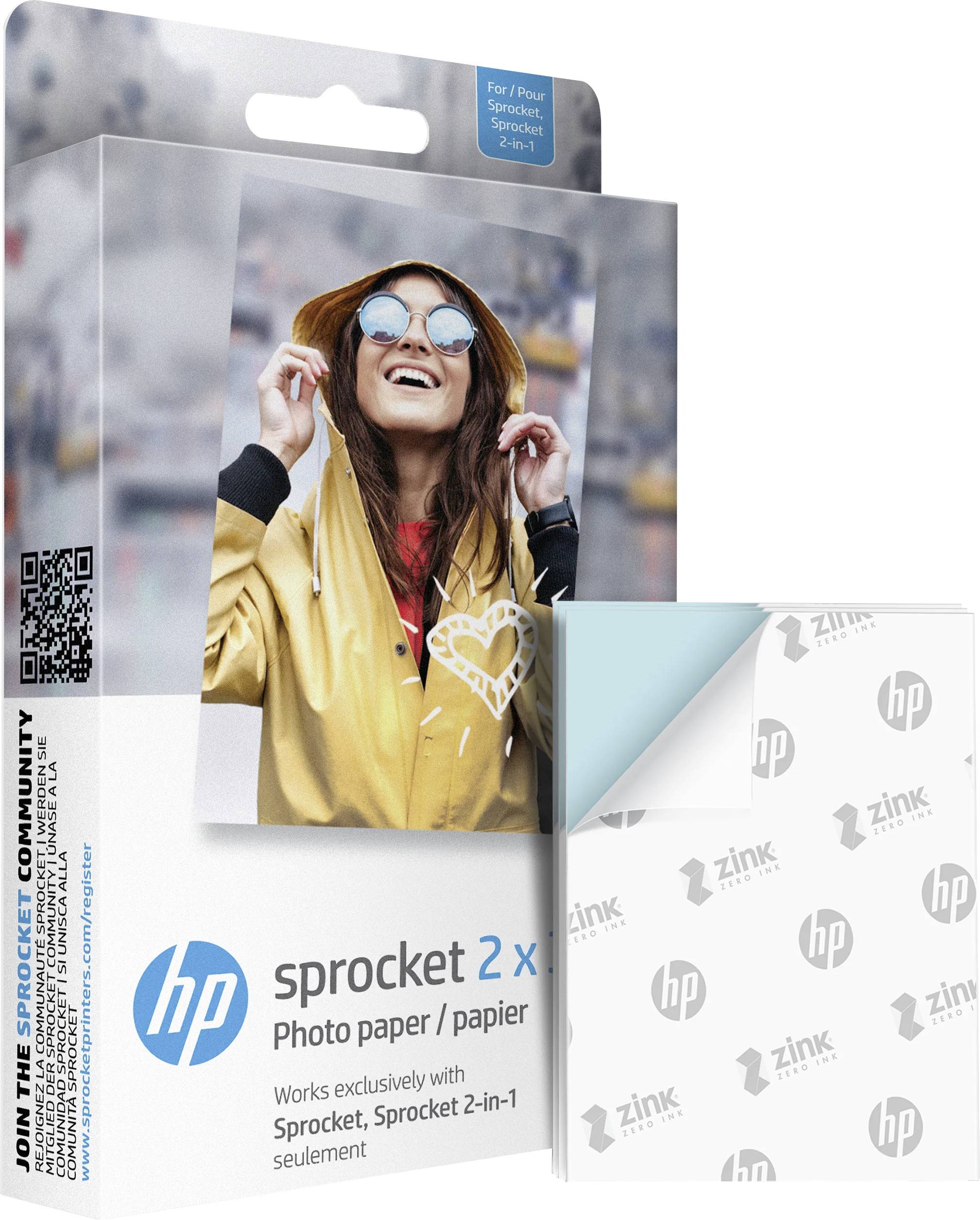 Emballage « Papier Photo HP Sprocket 2x3 » montrant une femme souriante portant une veste jaune. Compatible avec les imprimantes Sprocket.