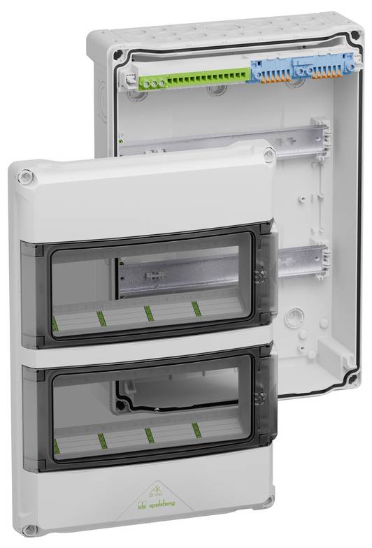 Boîtier blanc de distribution électrique avec deux couvercles avant à charnières teinté foncé ouverts, révélant les bornes de câblage internes et les rails de montage.