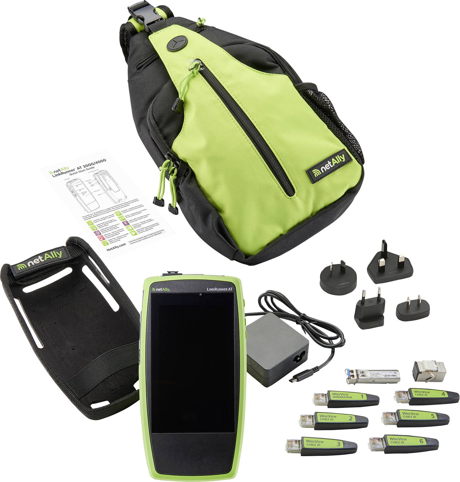 Le kit « NetAlly LinkRunner AT » comprend un appareil, des chargeurs, des adaptateurs de prise et des accessoires, tous présentés à côté d'un sac de transport vert et noir.