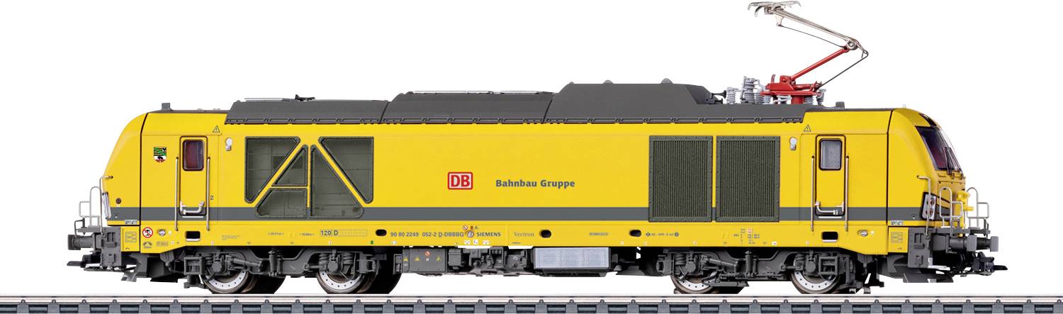 Un moteur de train jaune avec le logo 'DB Bahnbau Gruppe' sur une voie avec un pantographe déployé, typiquement utilisé pour les travaux de construction ferroviaire.