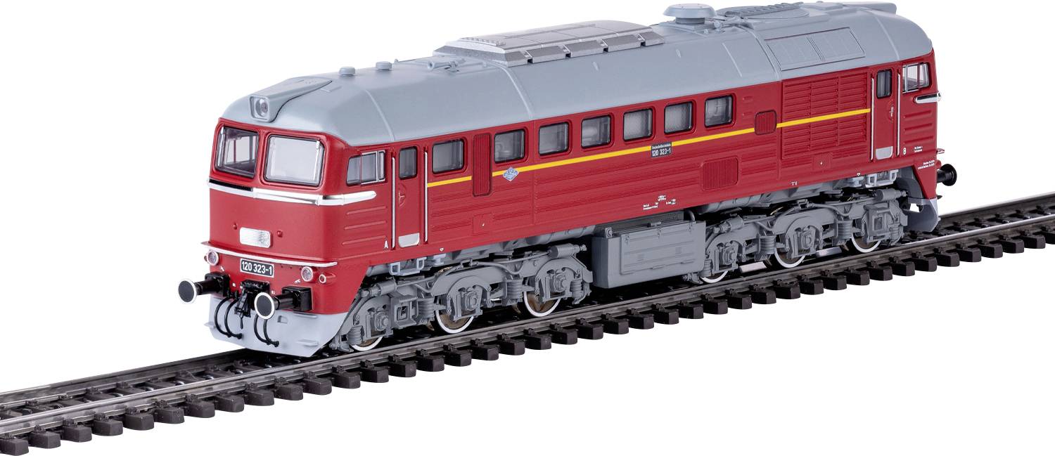 Un modèle détaillé d'un train rouge et gris sur une voie, présentant des éléments réalistes tels que des fenêtres, des roues et un design extérieur élaboré.