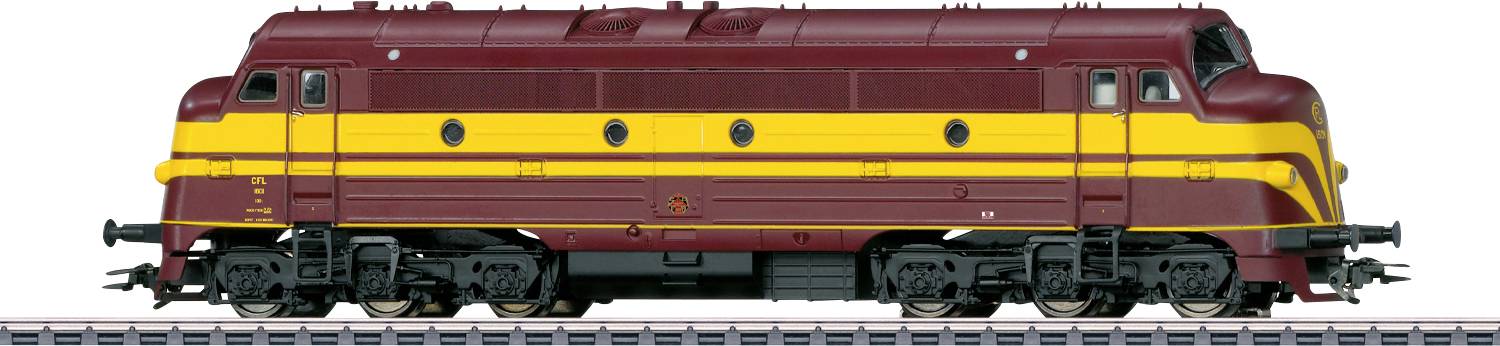 Locomotive de train vintage rouge et jaune sur les voies, vue de côté, montrant son design aérodynamique et ses roues détaillées.