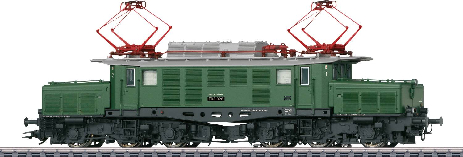 Un modèle d'une locomotive de train électrique verte avec des pantographes rouges sur des fils aériens, placé sur une section de voie.