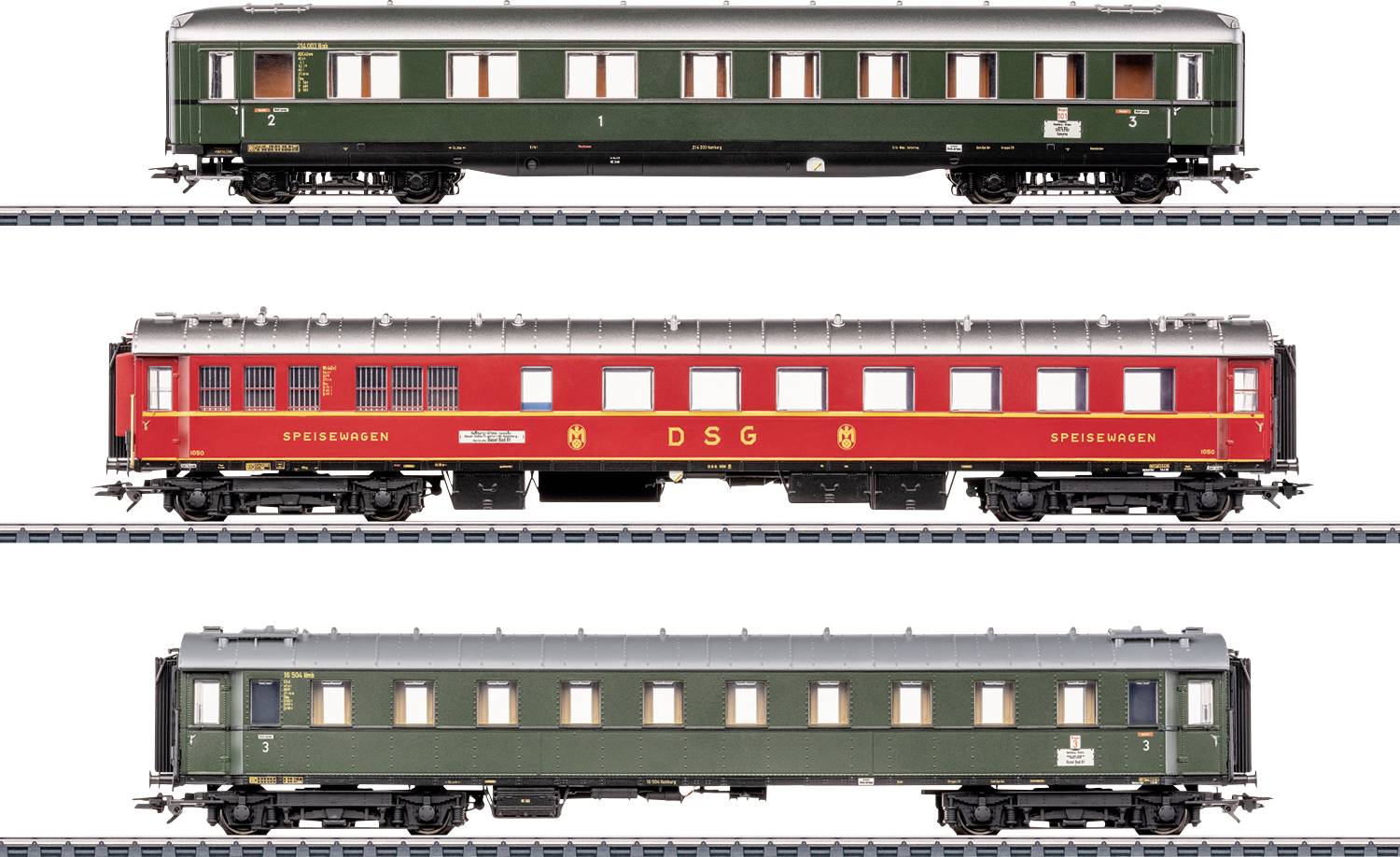 Trois wagons de train miniature : deux verts, un rouge avec le texte « DSG ». Chacun dispose de fenêtres détaillées et repose sur des rails réalistes.