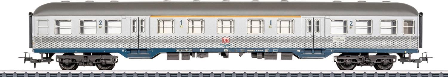 Une voiture de train miniature sur une voie, présentant un design bleu et gris avec plusieurs fenêtres, marquée du logo « DB » au centre.