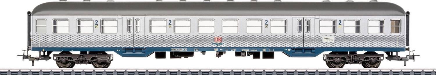 Une voiture de chemin de fer miniature pour passagers avec des détails bleus et argentés, présentant des fenêtres et des portes, exposée sur une section de voie.