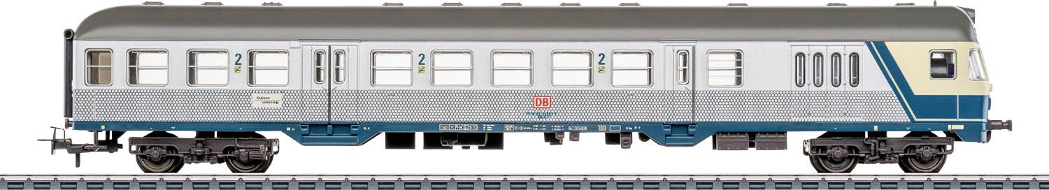Un modèle détaillé d'une voiture de train de passagers vintage avec un schéma de couleurs bleu et gris est montré sur des voies, présentant de multiples fenêtres et un design classique.