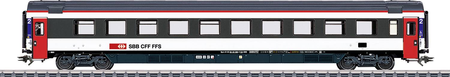 Une voiture de train de passagers suisse avec un design rouge et blanc, étiquetée « SBB CFF FFS », se tient sur la voie, présentant plusieurs fenêtres.