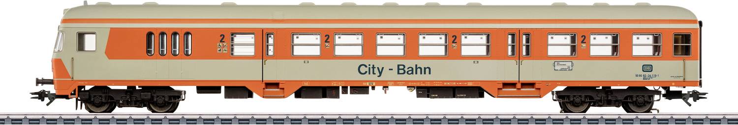 Voiture de train miniature avec texte « City-Bahn », peinture orange et beige, et logo. Dispose de six fenêtres et d'un châssis détaillé, sur rails.
