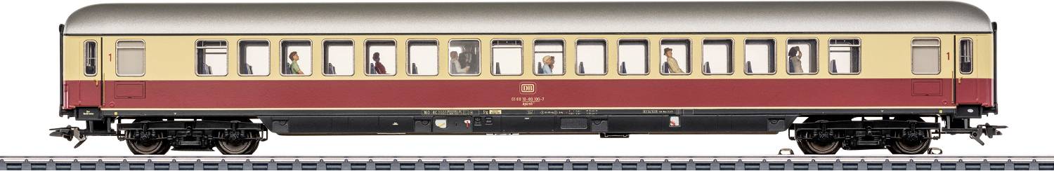 Une voiture de train de voyageurs vintage sur les rails avec plusieurs fenêtres montrant des passagers assis à l'intérieur, affichant un design classique.