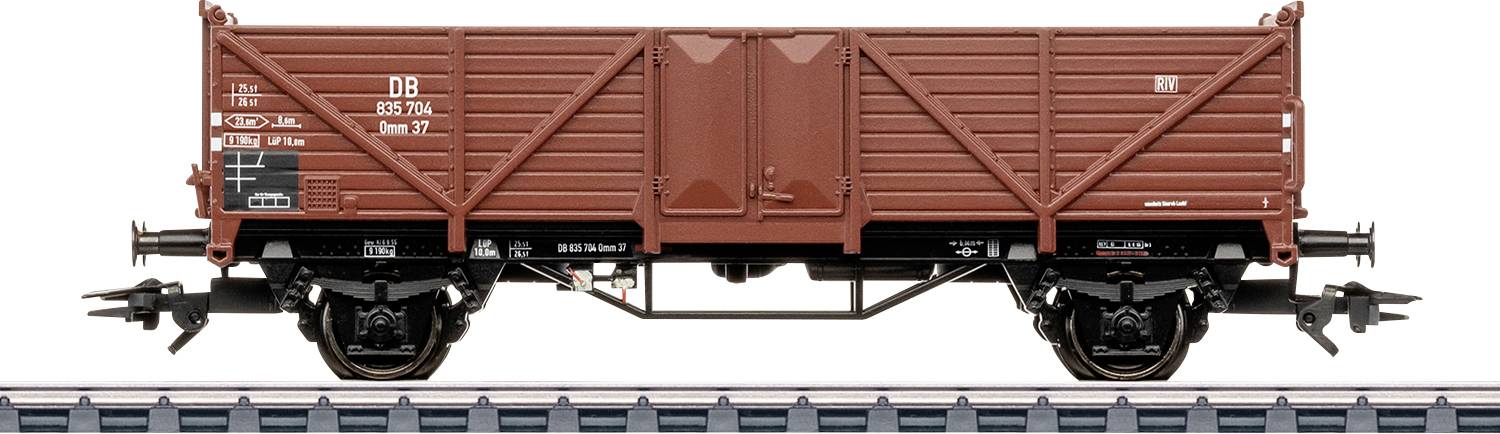 Un wagon de marchandises de train miniature marron avec le logo DB, montré sur des rails, vu de côté, présentant des roues détaillées et un châssis.