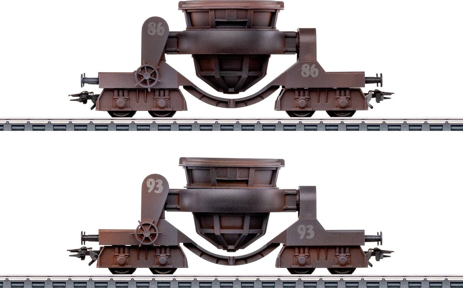 Deux wagons de train industriels marron sur des voies parallèles, chacun avec un grand conteneur central étiqueté « 86 » et « 93 », présentant des designs de roues uniques.