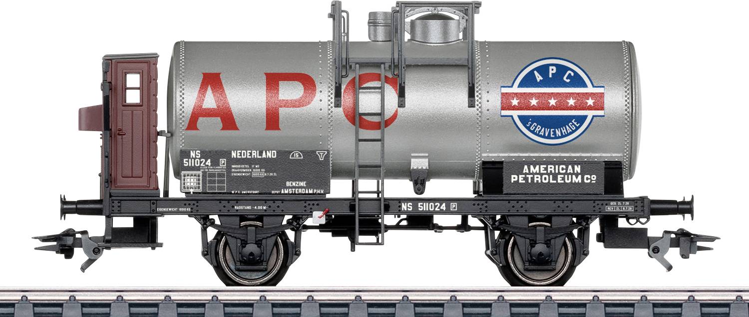 Une voiture-citerne de train miniature avec les logos « APC » et « American Petroleum Co », carrosserie argentée et châssis noir sur une voie.