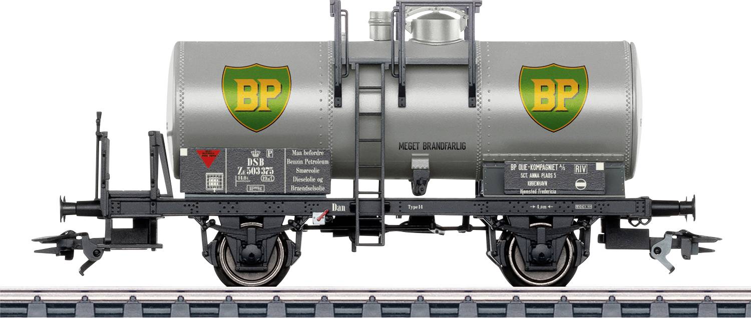 Un wagon de train miniature avec un réservoir argenté étiqueté « BP », présentant des instructions de sécurité et des marquages de détail, exposé sur un fond blanc.