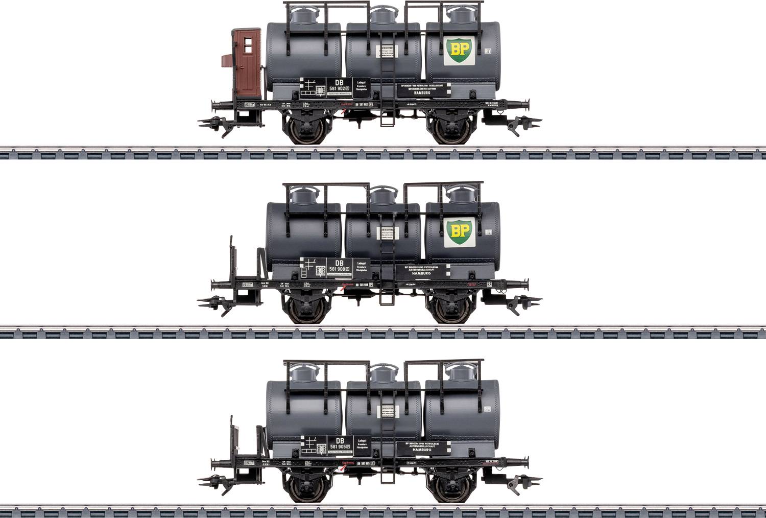Trois wagons-citernes de train miniature sur des rails, chacun portant l'étiquette « BP ». Les wagons sont similaires dans leur conception avec des détails variant selon les modèles.