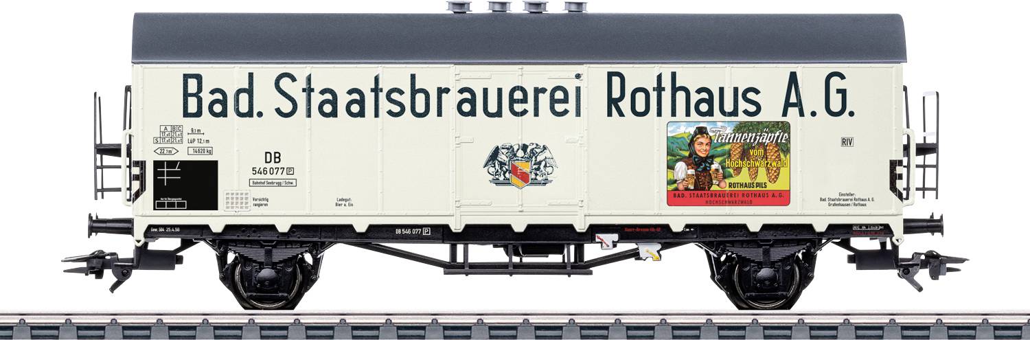 Un wagon de train miniature présente l'image de marque « Bad. Staatsbrauerei Rothaus A.G. », mettant en avant un graphique coloré avec un homme tenant une bière et une horloge.