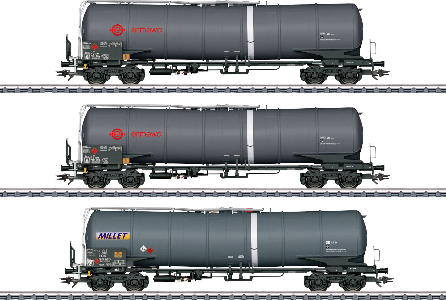 Trois wagons-citernes noirs sur des voies parallèles, présentant des logos : « CITEO » et « MILLET ». Chaque wagon dispose de marquages de sécurité distincts.