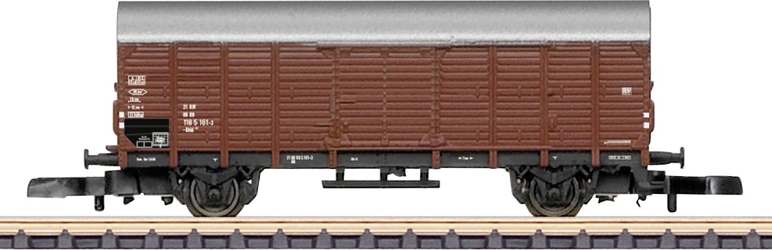 Un wagon de marchandises marron et argenté sur des rails, vu de côté, montrant le design détaillé des roues et des panneaux.