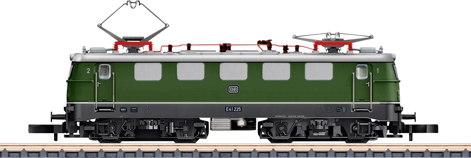 Un modèle de locomotive de train électrique verte sur une voie, doté de grandes roues, de connecteurs d'alimentation aériens et d'un design extérieur détaillé.