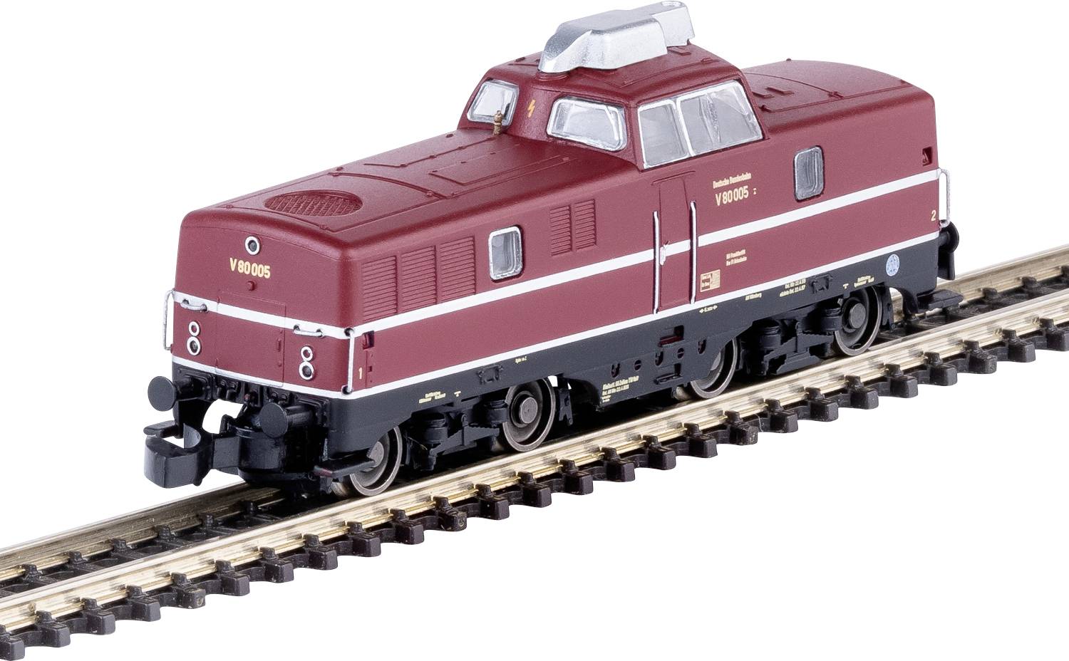 Une locomotive diesel modèle rouge avec « V200.05 » imprimée sur le côté, positionnée sur une voie, mettant en évidence les éléments de conception détaillés.