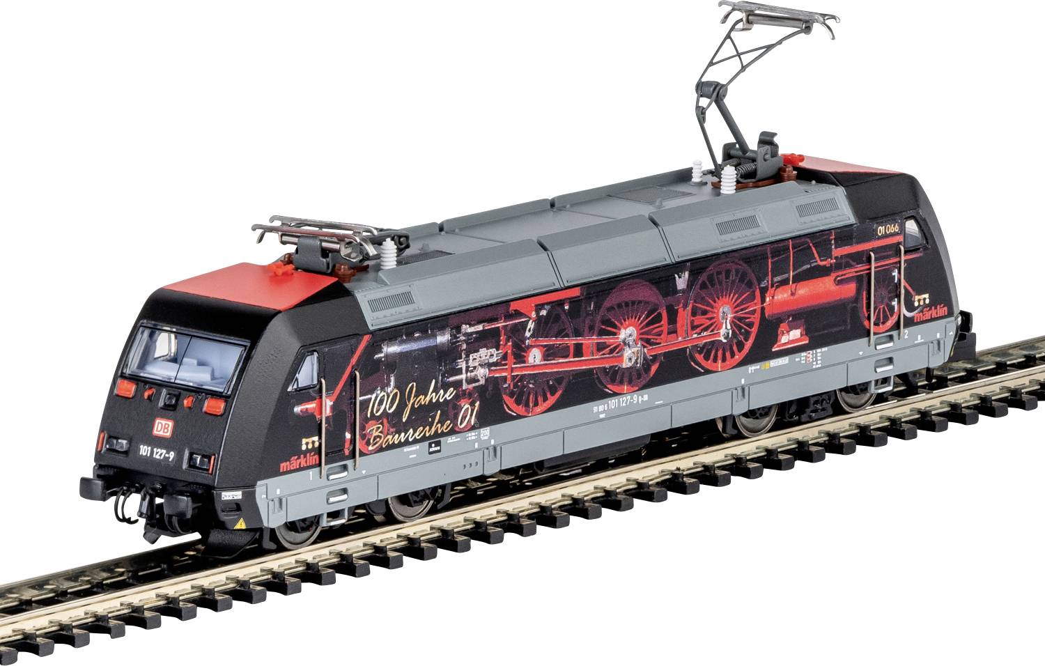 Un modèle détaillé d'une locomotive électrique moderne aux couleurs rouge et noir avec un imprimé complexe et un pantographe sur le toit.