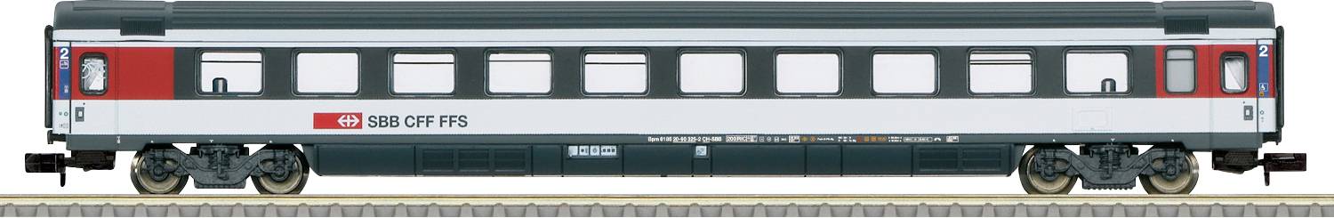 Un modèle d'une voiture de train SBB CFF FFS suisse, prédominamment blanche avec des détails rouges et noirs, présenté sur une voie ferrée.