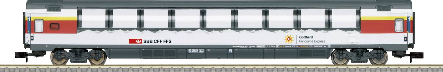 Une voiture de train suisse miniature avec des rayures rouges, affichant les logos « SBB CFF FFS » et « Railadventure », est sur des rails de chemin de fer.