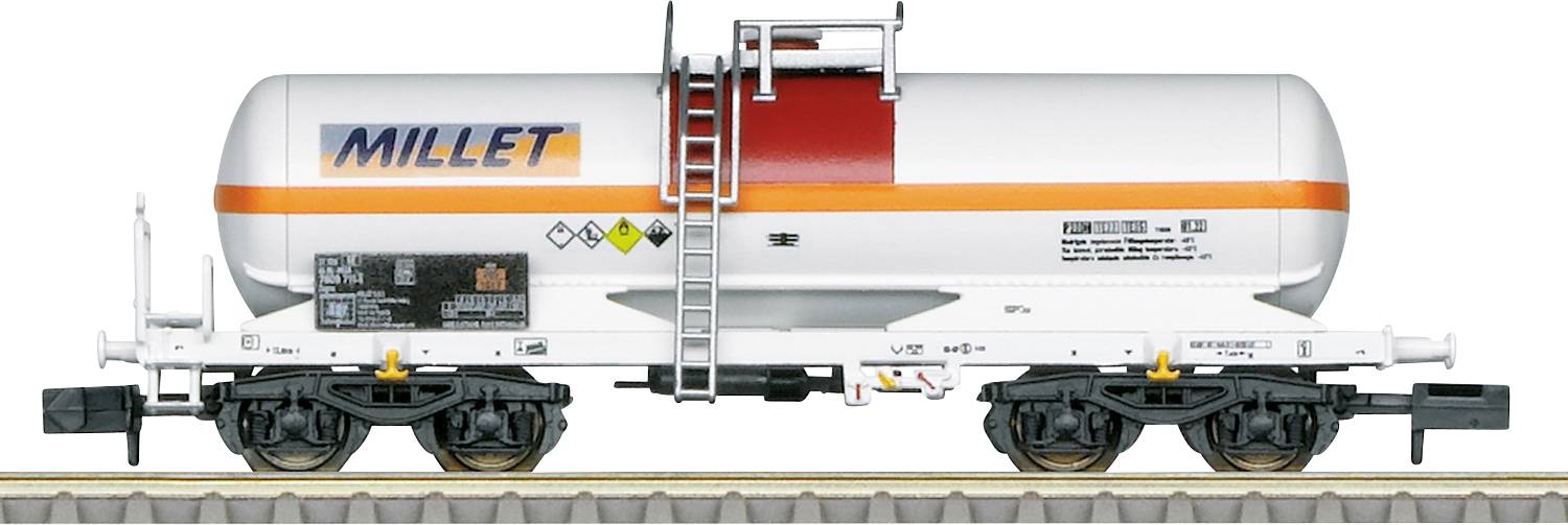 Une vue latérale d'un wagon-citerne de train étiqueté « MILLET », utilisé pour le transport de liquides. Il présente des étiquettes de sécurité et une échelle sur le côté.