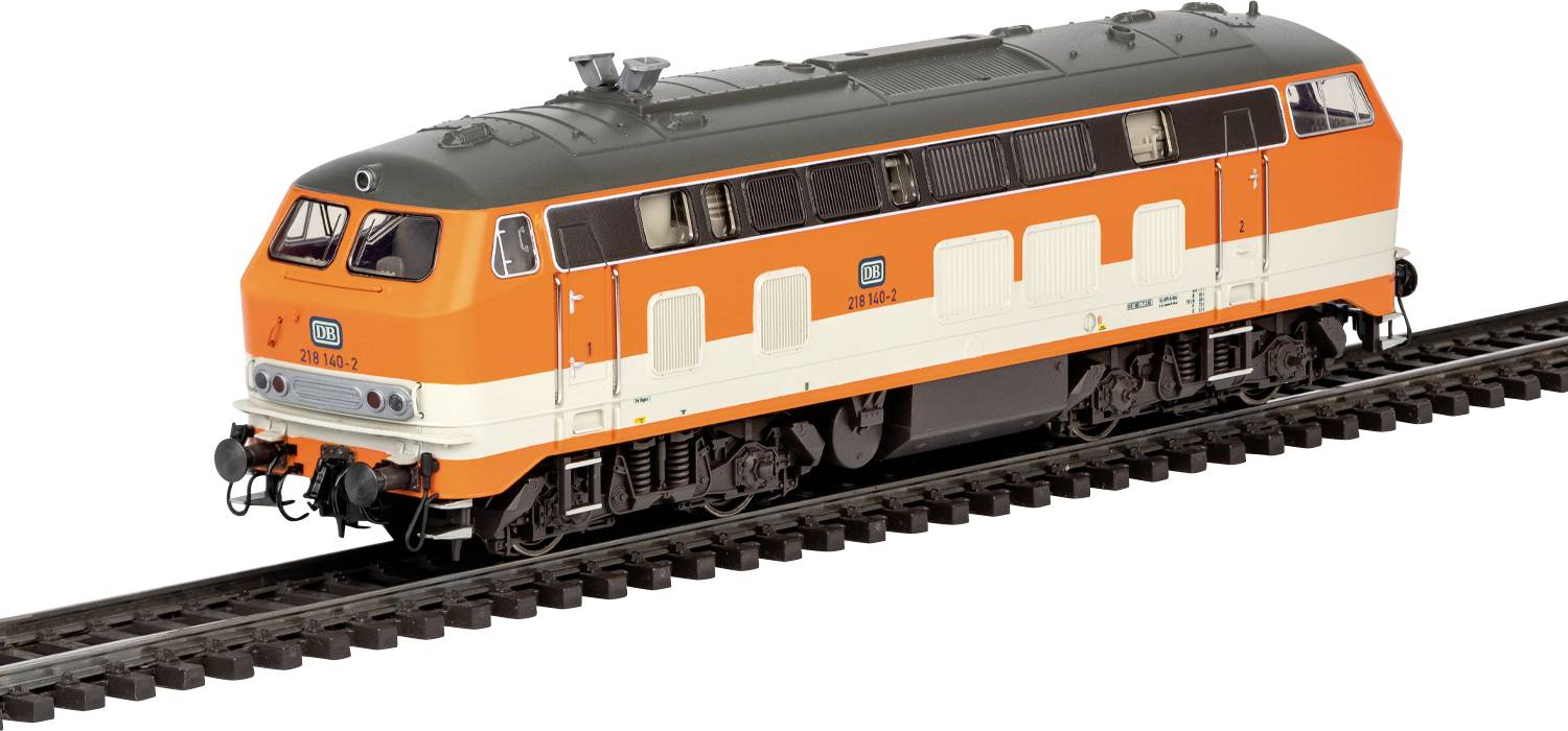 Une locomotive de train miniature modèle orange et blanc sur une voie ferrée, présentant un design vintage avec des détails complexes et un logo sur le côté.