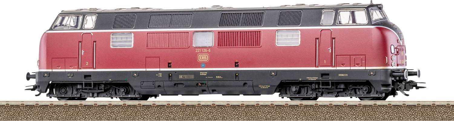 Une locomotive modèle rouge et noire sur des rails, présentant une façade rectangulaire, des roues détaillées et des aérations, illustrant le design classique des trains.