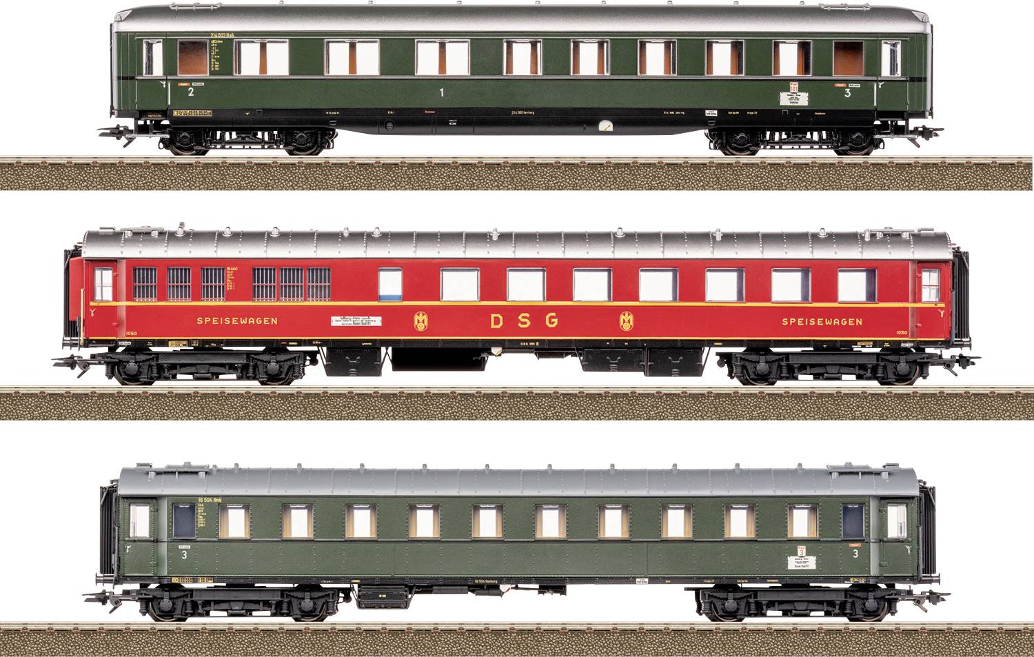 Trois voitures de train miniature : les voitures du haut et du bas en vert foncé avec des lettres jaunes ; la voiture du milieu en rouge avec le texte « DSG SPEISEWAGEN ».