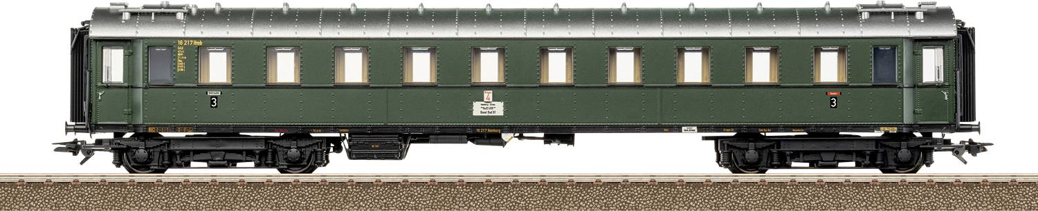 Un modèle d'une voiture de passagers de train vintage vert avec des fenêtres détaillées et un toit, posé sur des rails de chemin de fer.