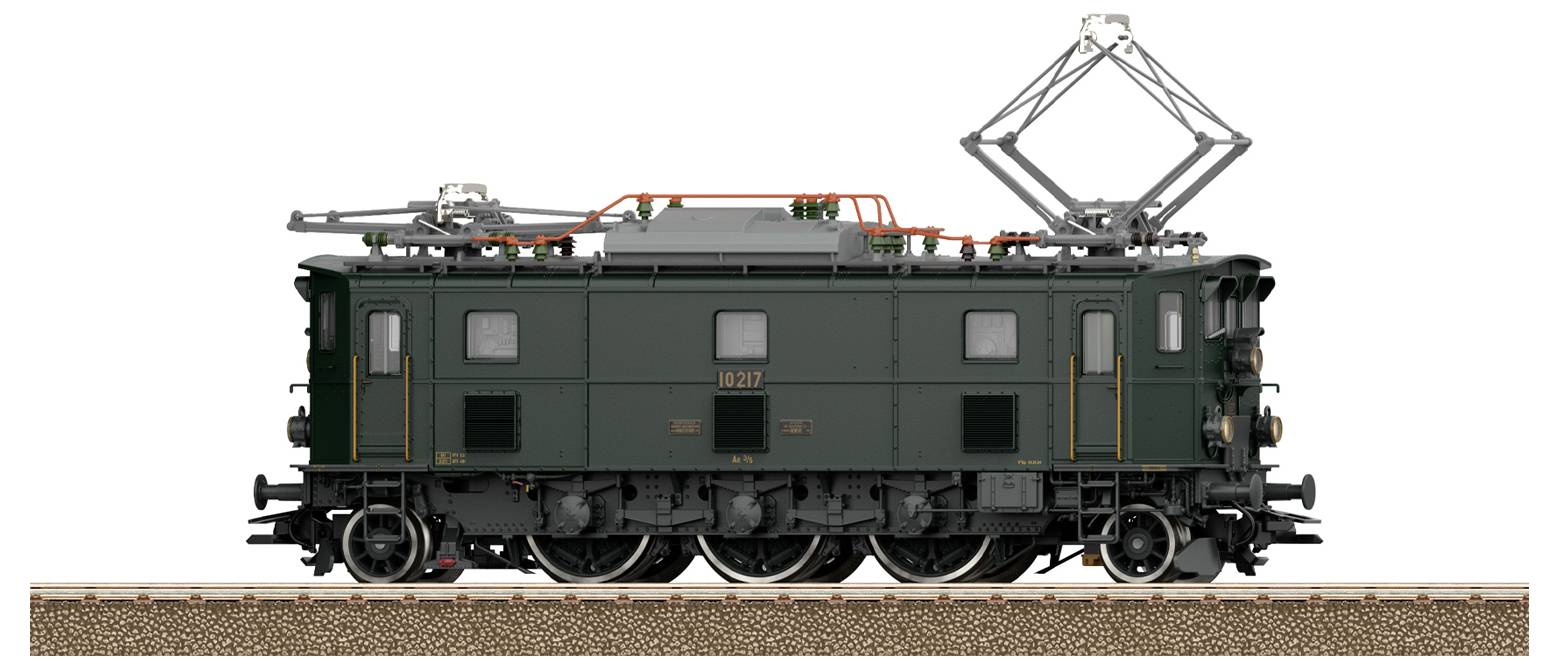 Un modèle détaillé d'un train électrique vert vintage avec des roues visibles et des structures de puissance aérienne, reposant sur une voie texturée.