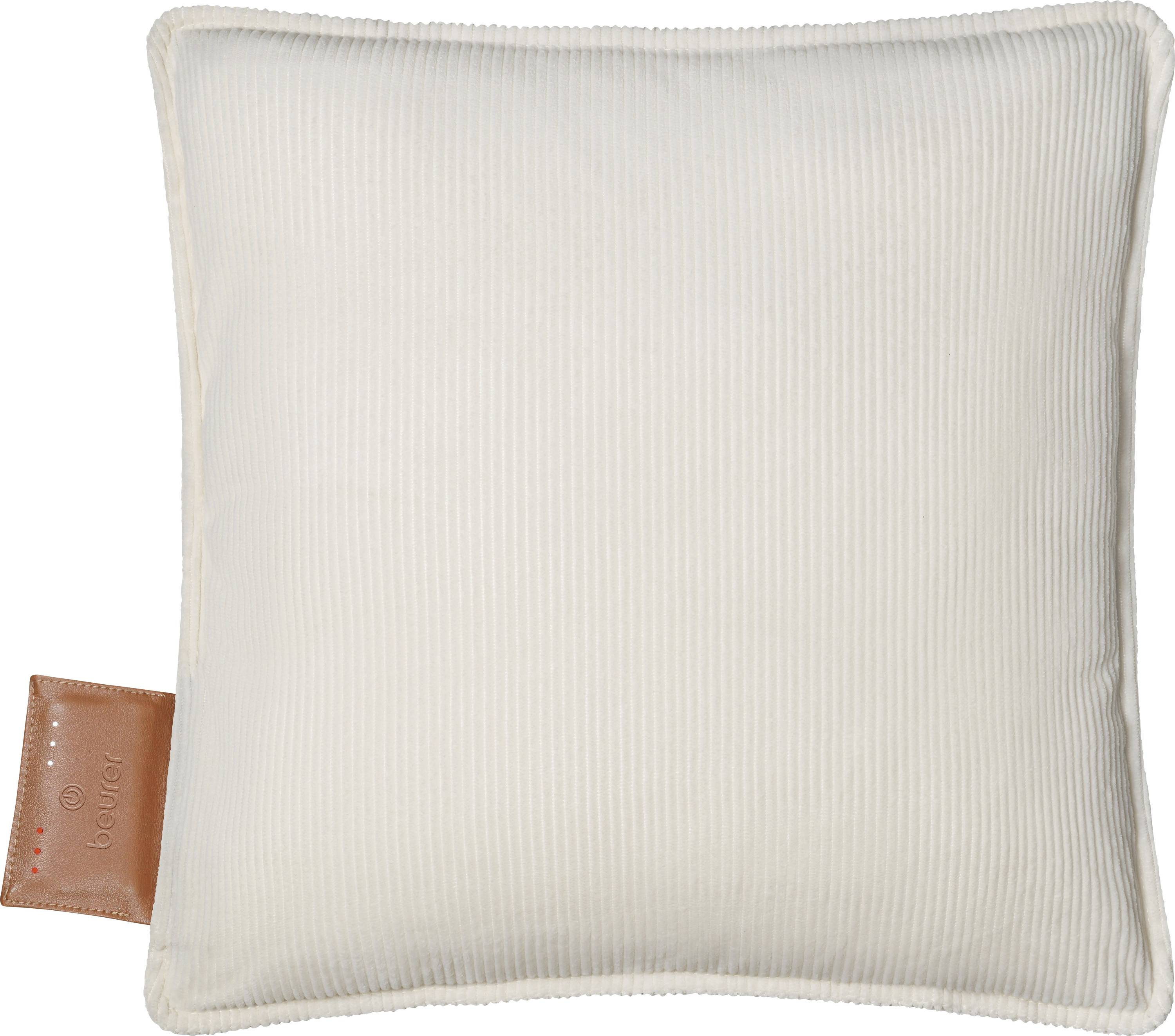 Un coussin carré beige avec une texture côtelée, présentant une étiquette en cuir marron sur un côté.