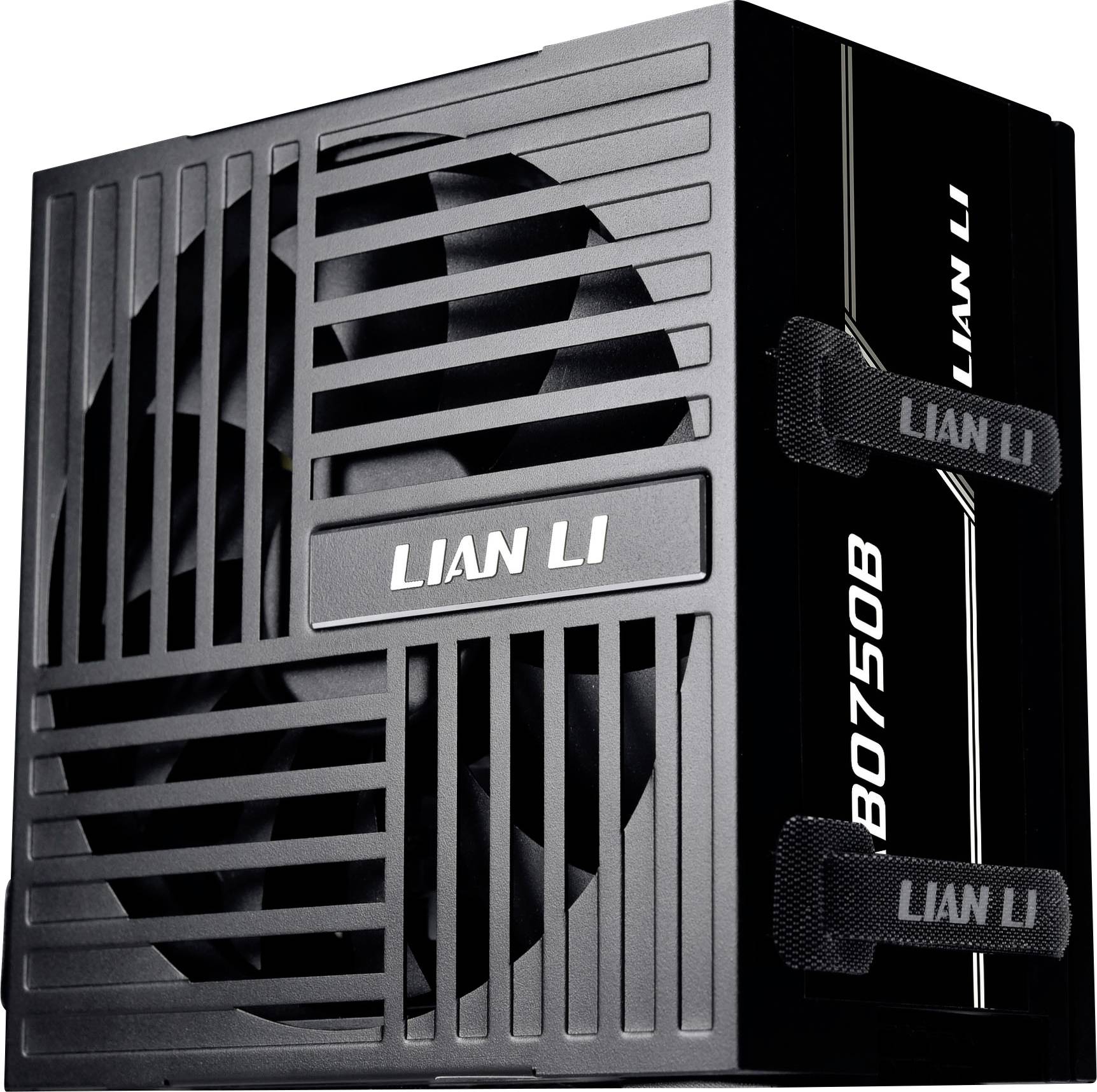 Alimentation 'LIAN LI' avec un grand ventilateur de refroidissement, modèle SP750B, présentant un design noir élégant avec un marquage visible sur les côtés.