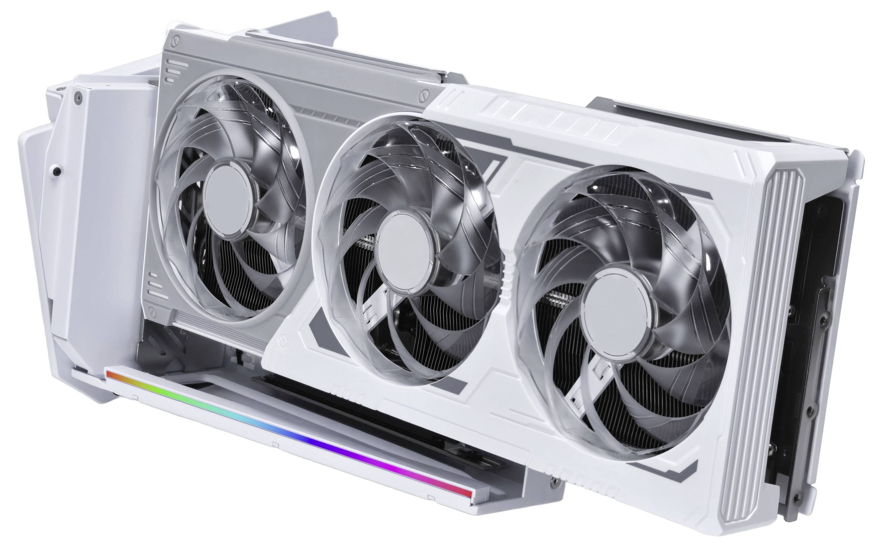 Une carte graphique informatique avec trois ventilateurs de refroidissement et un boîtier blanc, disposant d'une bande lumineuse aux couleurs arc-en-ciel sur le côté.